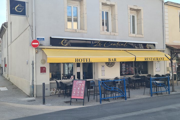 LE CENTRAL Hôtel Bar Restaurant in Balaruc-les-Bains