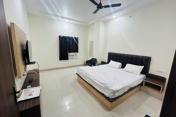 Room 3 of 8
