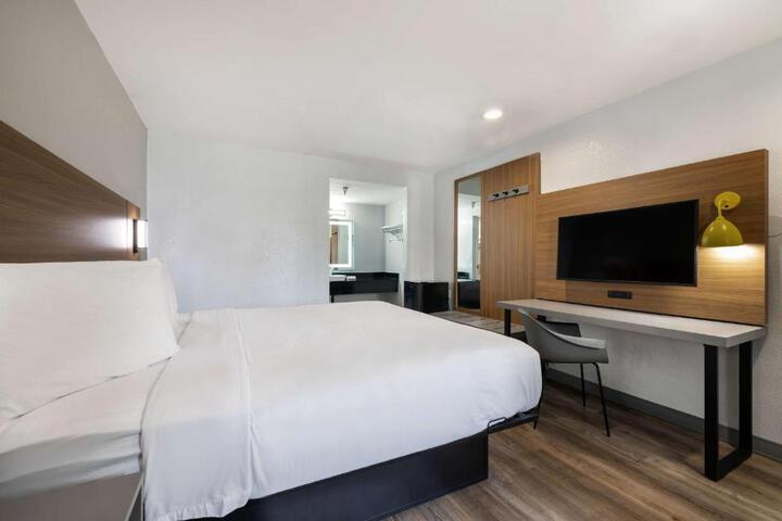 1 King Bed (6 of 11)