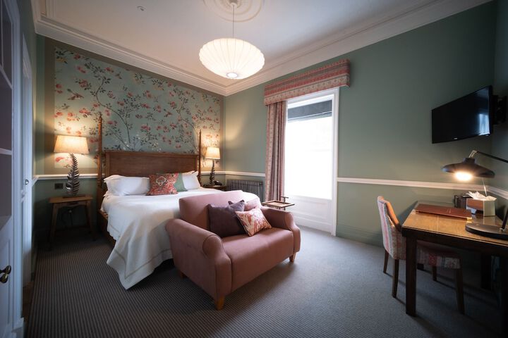 Room 10 of 42
