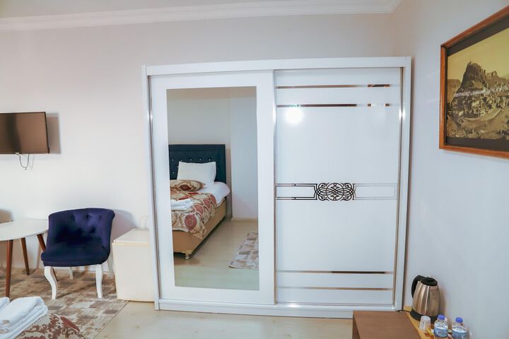 Room 13 of 33