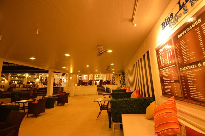 Lounge 144 of 165