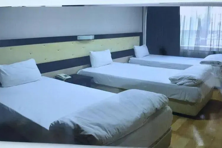 Room 5 of 9