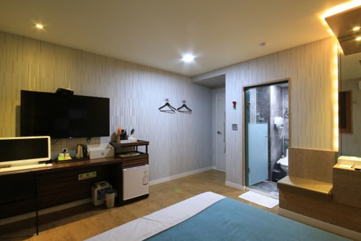 Room 27 of 48