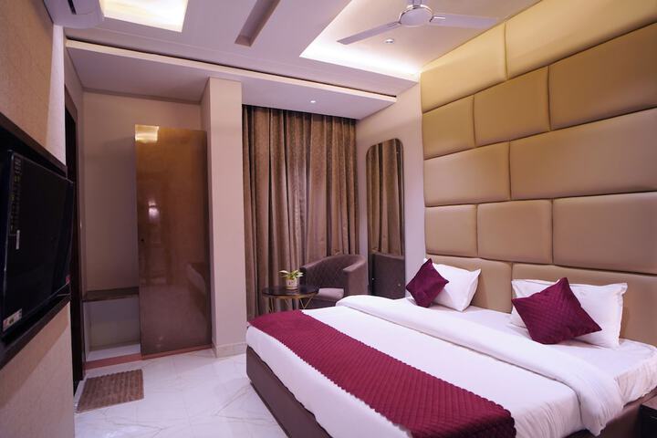 Room 9 of 30