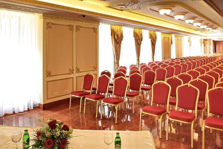 Ballroom/Hall 74 of 95