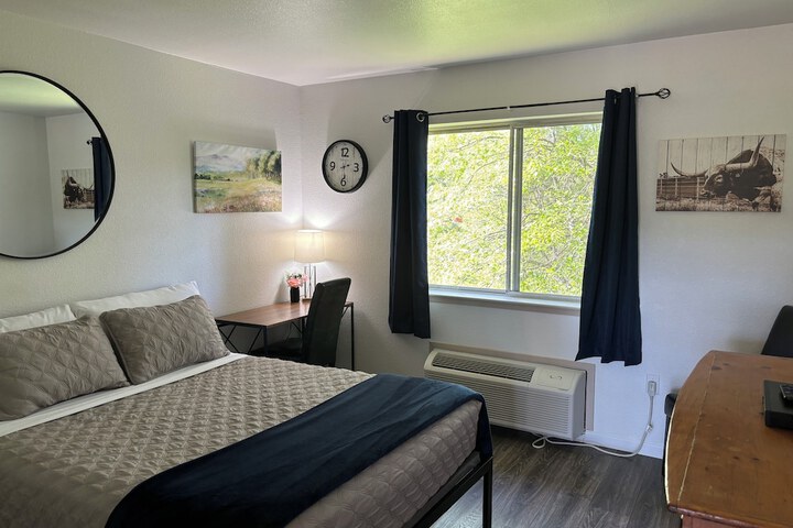 1 Queen Bed (28 of 103)
