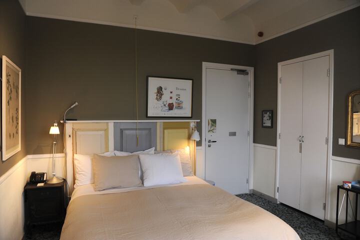 Room 5 of 48