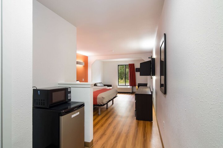 Room 9 of 32