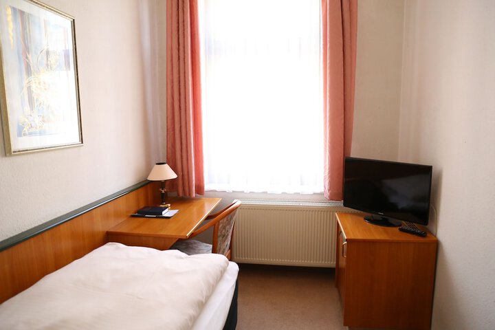 Room 8 of 32