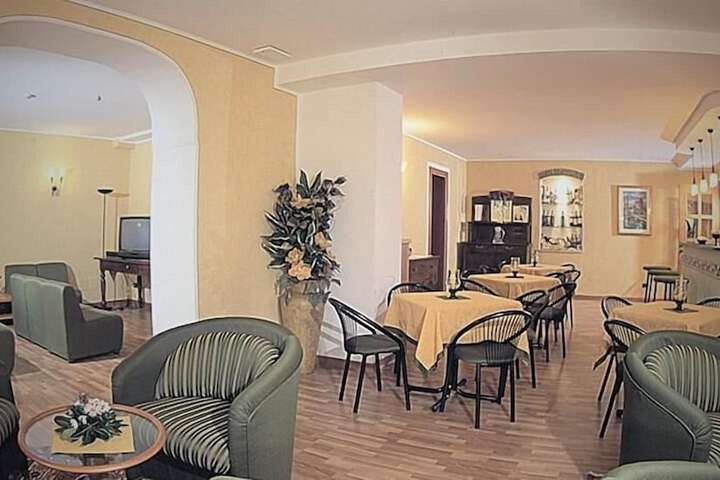 Lounge 19 of 24
