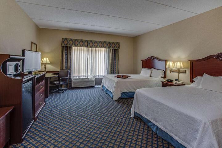 2 Queen Beds (5 of 7)