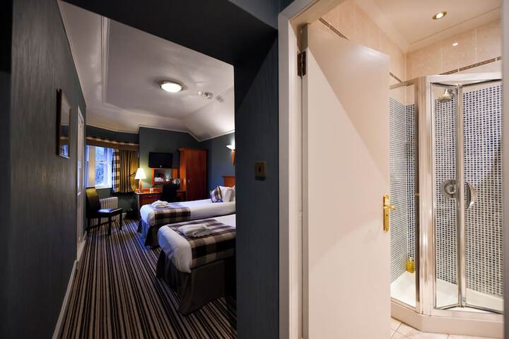 Room 10 of 37