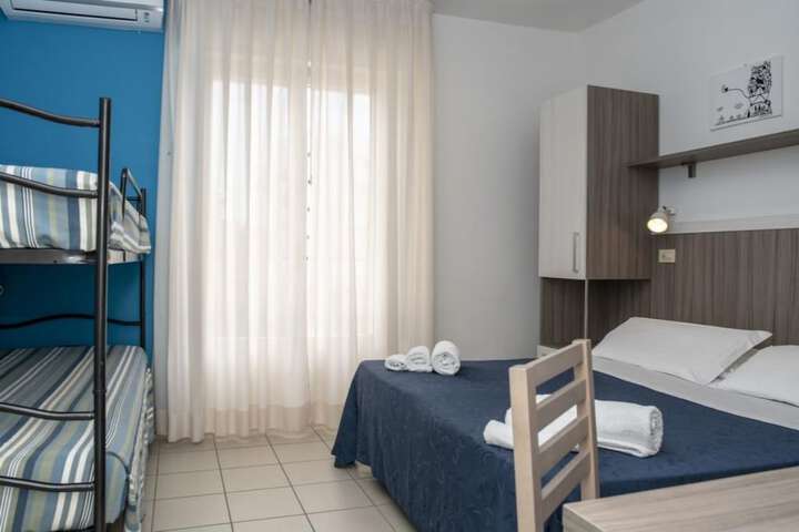 Room 10 of 33