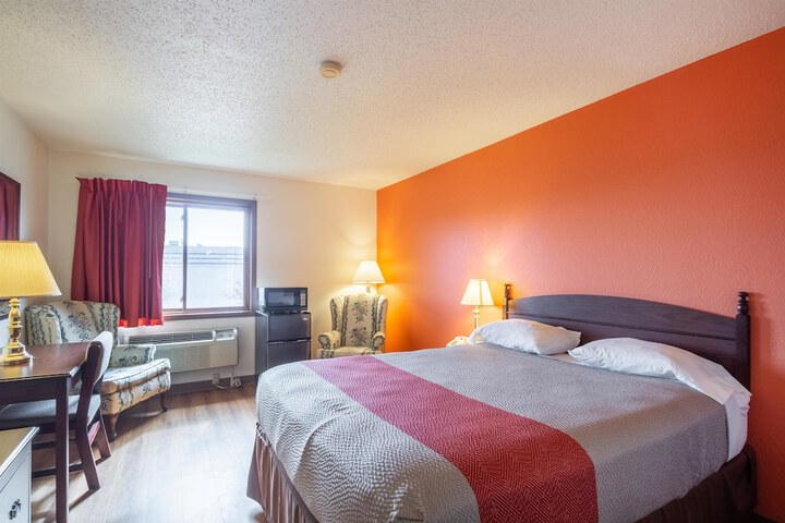 1 Queen Bed (9 of 12)