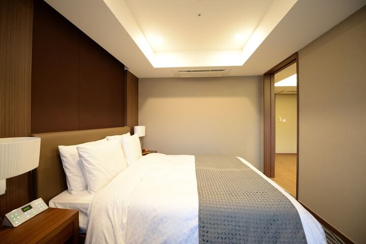 Room 11 of 77