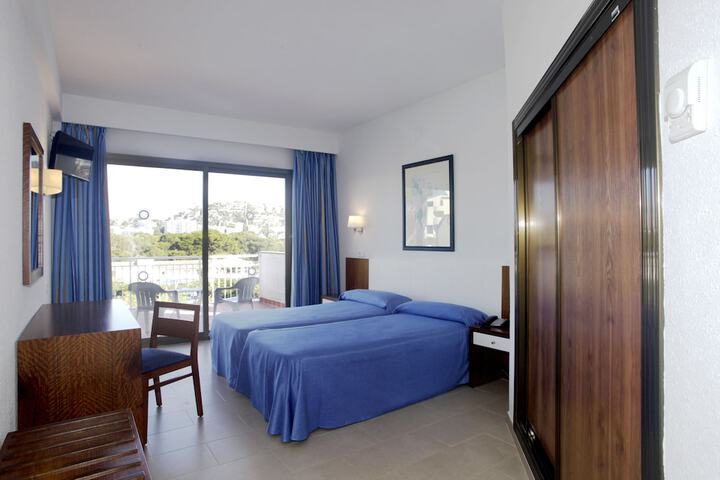 Room 3 of 76
