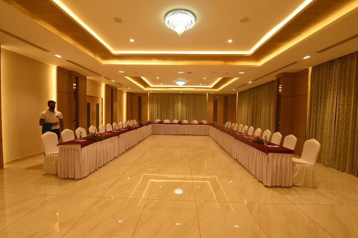Ballroom/Hall 33 of 38