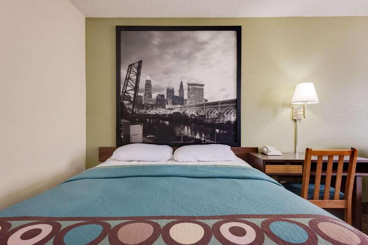 1 Queen Bed (3 of 12)