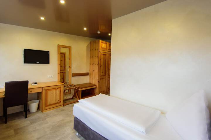 Room 33 of 65