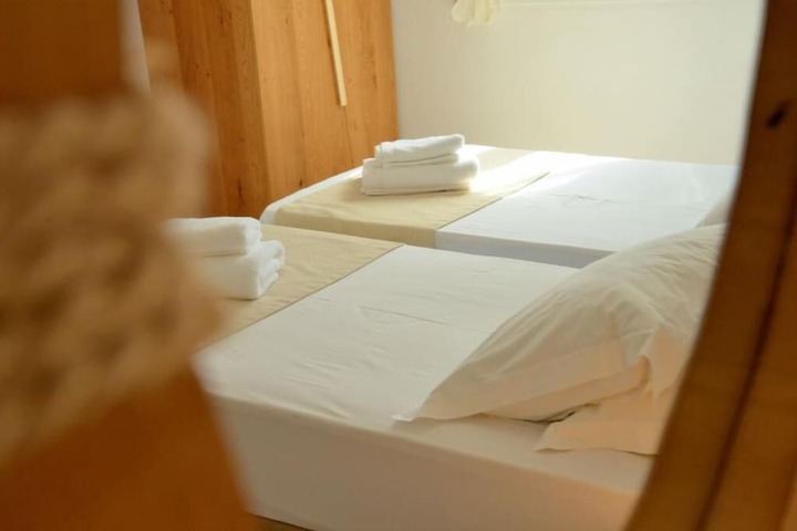 Room 10 of 34