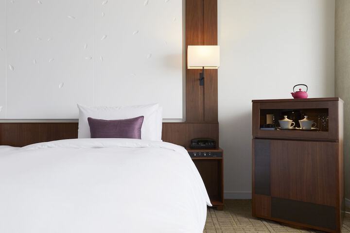 Room 25 of 102