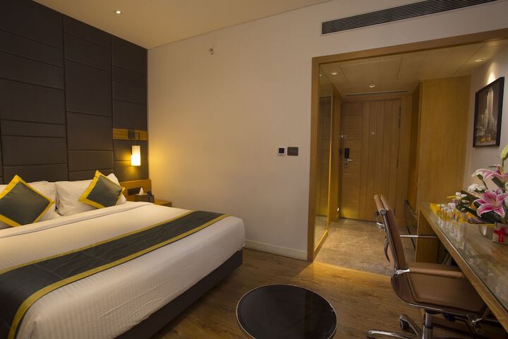 Room 10 of 32