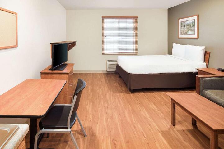 1 Queen Bed (2 of 10)