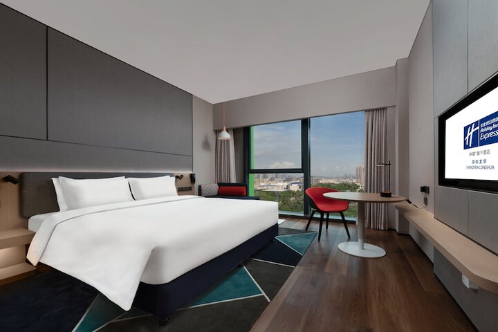 Room 13 of 102