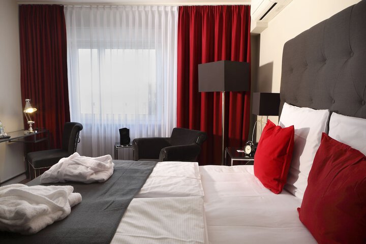 Room 3 of 28