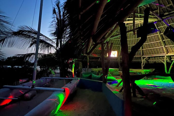 Lounge 19 of 27