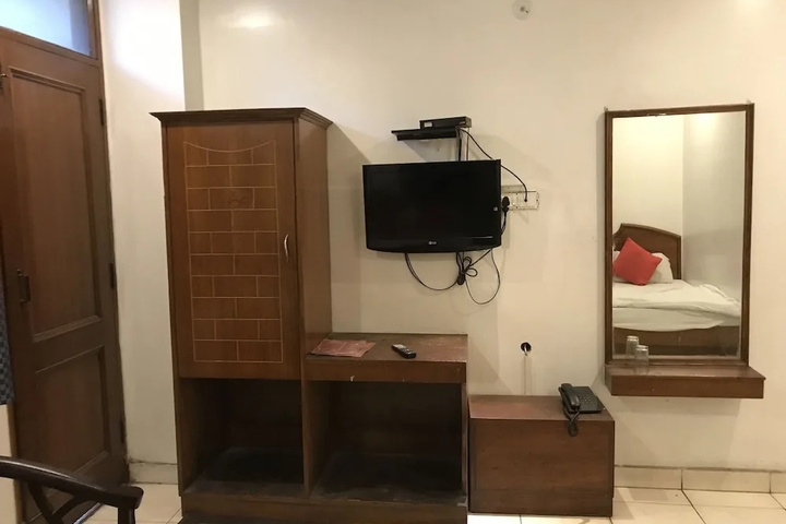 Room 4 of 16