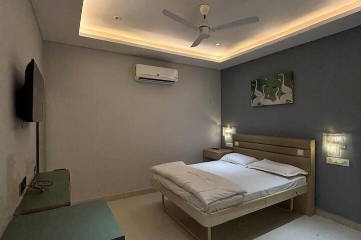 Room 5 of 6