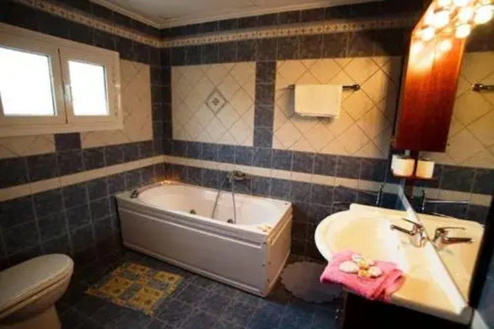 Room 4 of 8