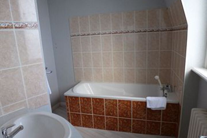 Room 2 of 10
