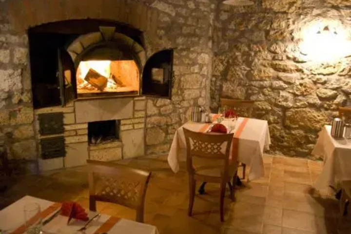 Dining 5 of 8