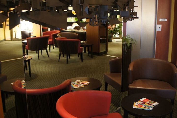 Lounge 21 of 23