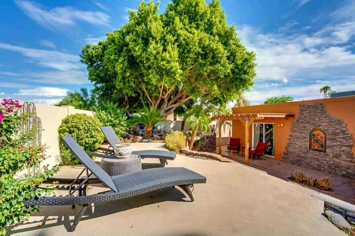 Tranquil oasis near Old Town hot tub, mountain views in Scottsdale, AZ