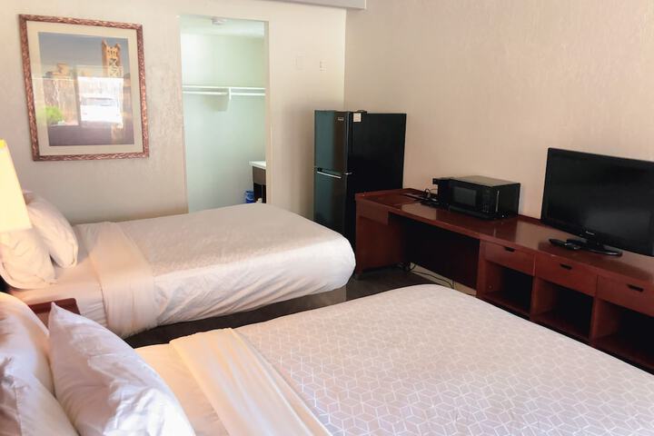 1 Queen Bed (1 of 8)
