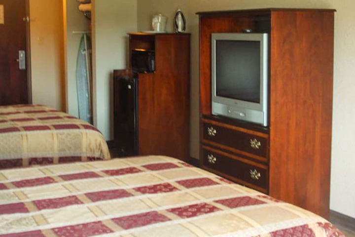 2 Queen Beds (8 of 10)