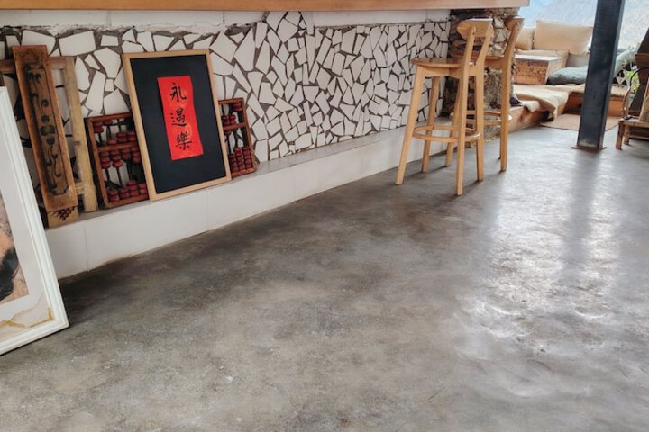 Lounge 74 of 86