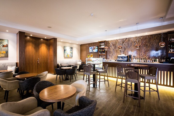 Lounge 67 of 82