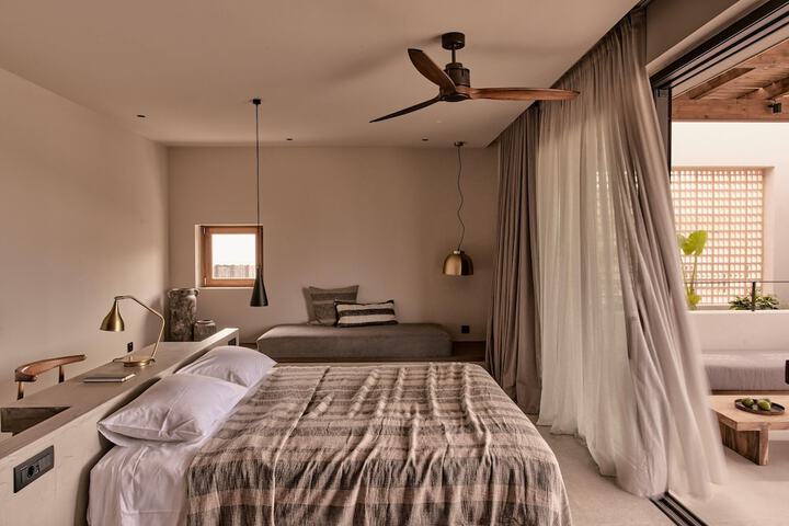 Room 35 of 166