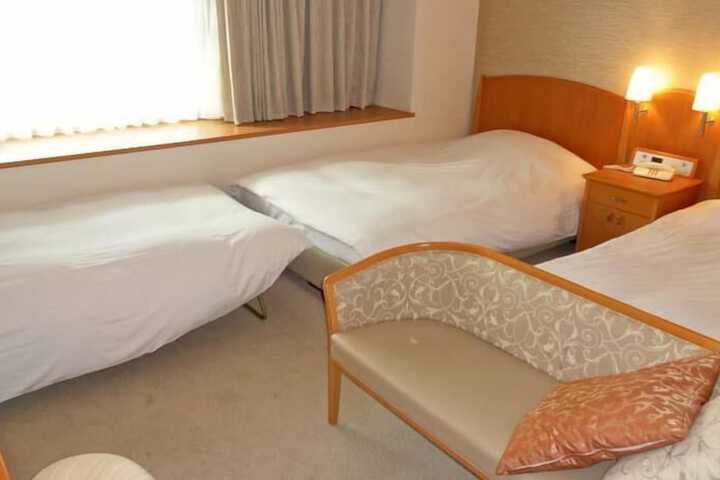 Room 12 of 34