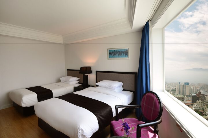 Room 4 of 79
