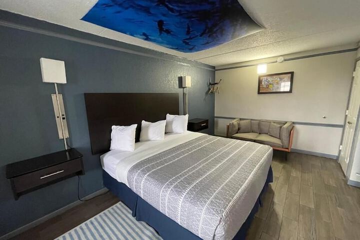 Room 2 of 10
