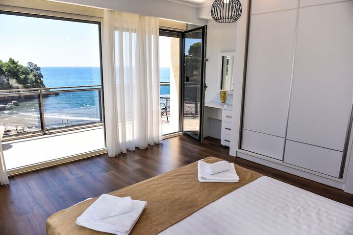 Room 42 of 80
