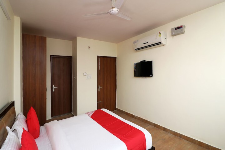 Room 9 of 11