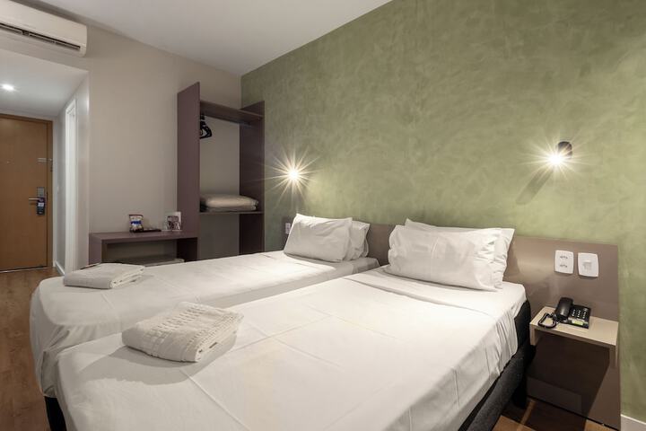 Room 10 of 33