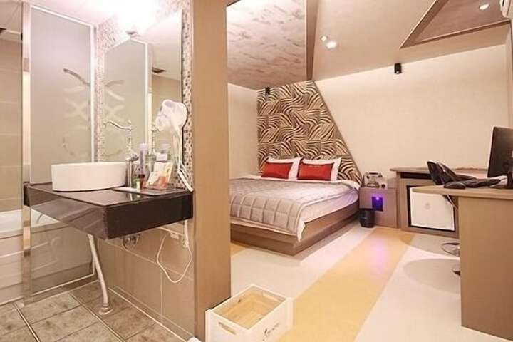 Room 34 of 59